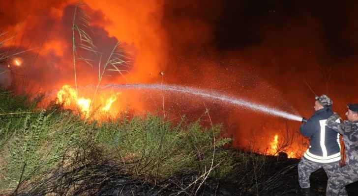 Firefighters extinguish huge fire in Balqa