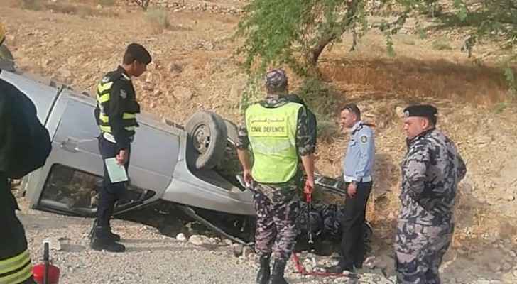 Three people injured following car accident on Al-Moujeb road