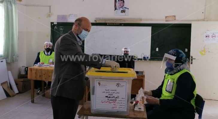 Former PM Omar Razzaz votes in parliamentary elections