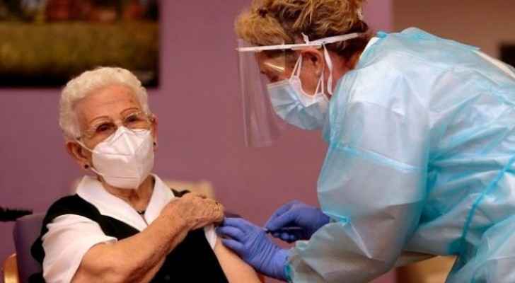 96-year-old receives first COVID-19 vaccine in Spain