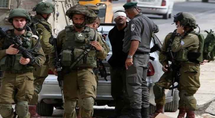 IOF detains 24 Palestinians in East Ramallah