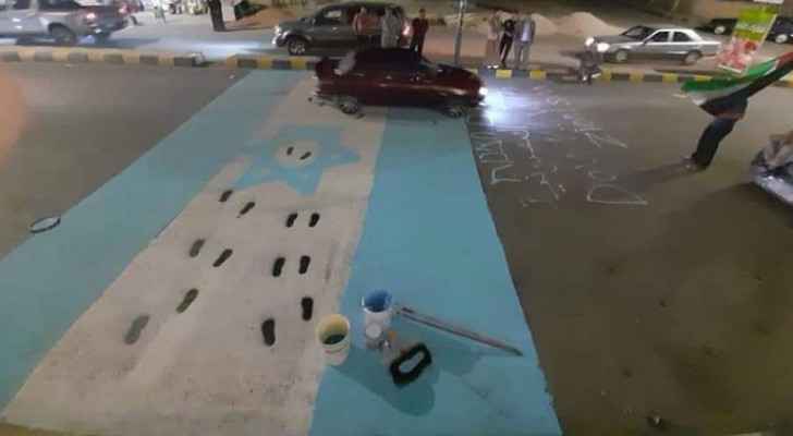 IMAGES: Individuals in Ma'an paint Israeli Occupation flag on streets, footpaths