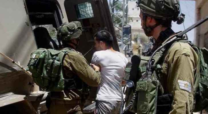 IOF shuts down Palestinian company in Hebron