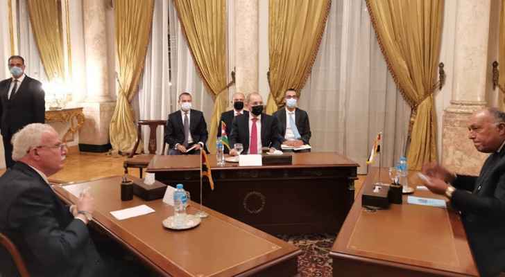 Safadi, Egyptian, Palestinian counterparts hold meeting in Cairo