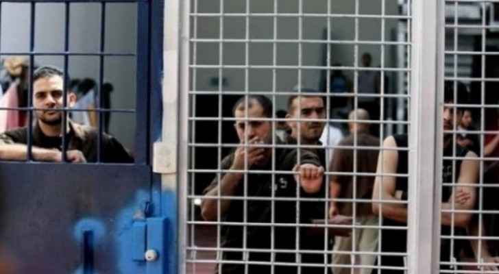 Palestinian prisoners unanimously decide to suspend mass hunger strike