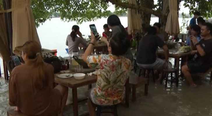 Flood turns restaurant into tourist destination in Thailand