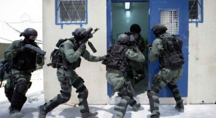 Israeli Occupation Prisons' Forces storm Ofer Prison
