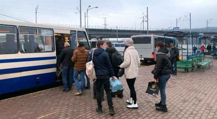 Evacuation buses leave Mariupol