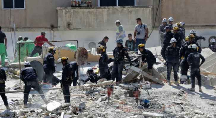 Rescue teams try to save last four people from under rubble in Al-Weibdeh