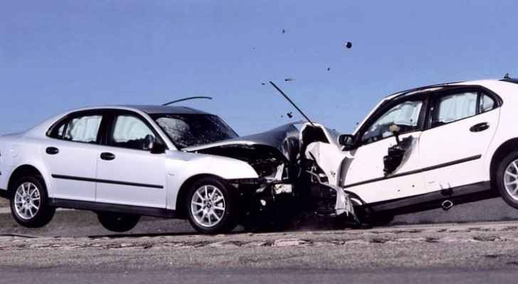 Vehicle overturns on Desert Highway, five injured