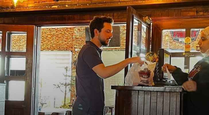 Crown Prince picks up food order in person in Aqaba