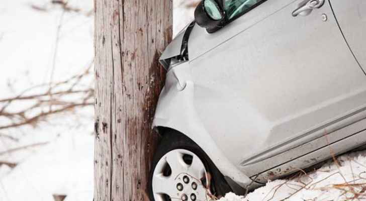 One dead after car collides with electricity pole