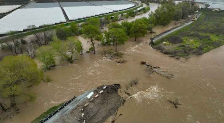 California scrambles to fix levee as another storm looms