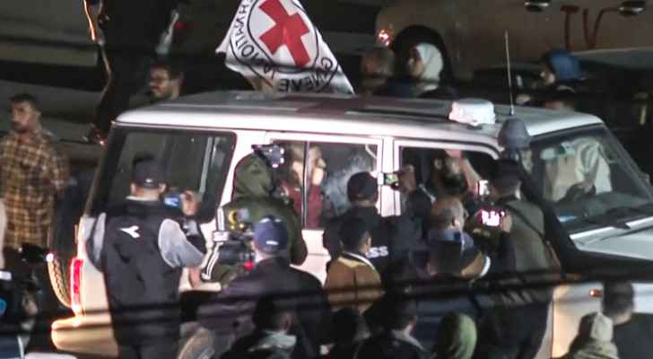 Hamas delivers sixth batch of captives to Red Cross