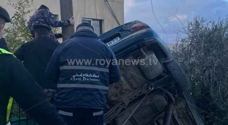 Vehicle crashes into house yard in Marj Al-Hamam
