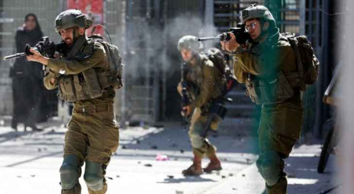 “Israeli” forces fire live ammunition at youth Hebron, West Bank