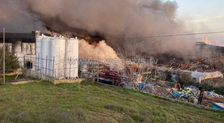 PHOTOS - Fire breaks out in plastic factory in Hebron, West Bank