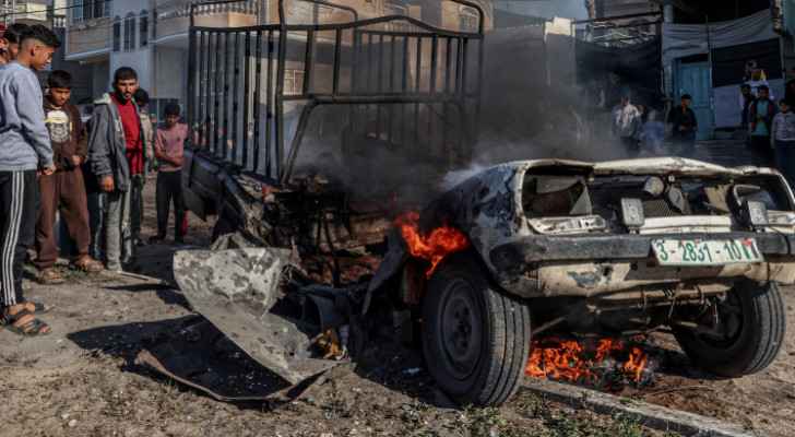 Palestinian Civil Defense extinguishes a burning car following “Israeli” bombardment in Rafah (March 13, 2024) (Photo: AFP) 
