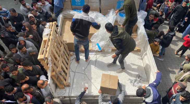 Palestinians receive UNRWA aid