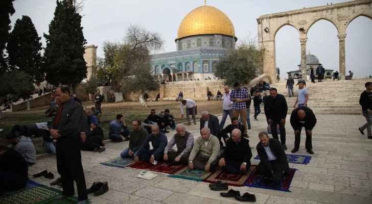 Muslims perform the Friday Prayer at Al-Aqsa Mosque in Jerusalem (December 22, 2017) (Photo: Mostafa Al-Kharouf/Anadolu Agency) 