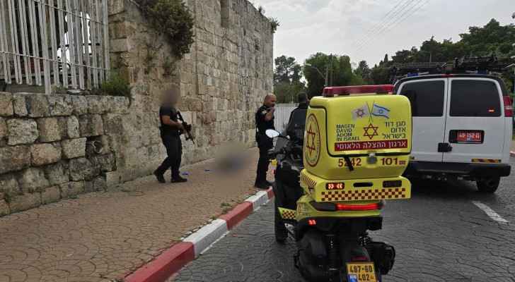 “Israeli” security officials and medics arrive at the scene of the stabbing operation. (April 26, 2024) (Photo: Magen David Adom)