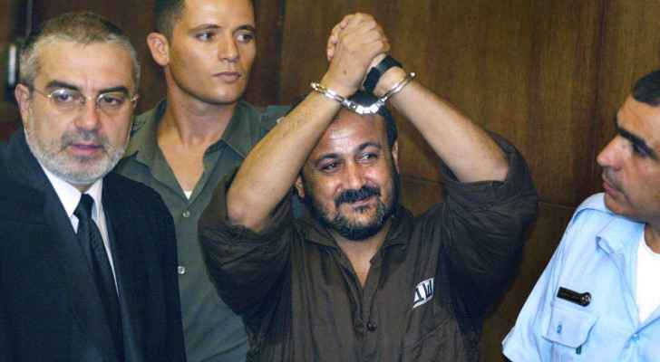 Marwan Barghouti raises his hands in the opening trial of his case in Tel Aviv’s District Court. (August 14, 2022) (Photo: AP) 