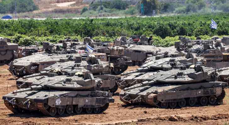 “Israeli” tanks take position near the border with the Gaza Strip. (May 8, 2024) (Photo: Jack Guez/AFP) 