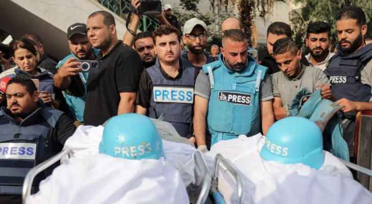 Journalists in Gaza mourning their fellow colleagues who were killed in "Israeli" bombing. (File photo) 