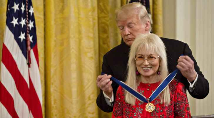 Donald Trump presents Miriam Adelson with Presidential Medal of Freedom in 2018 (Photo: Bloomberg)